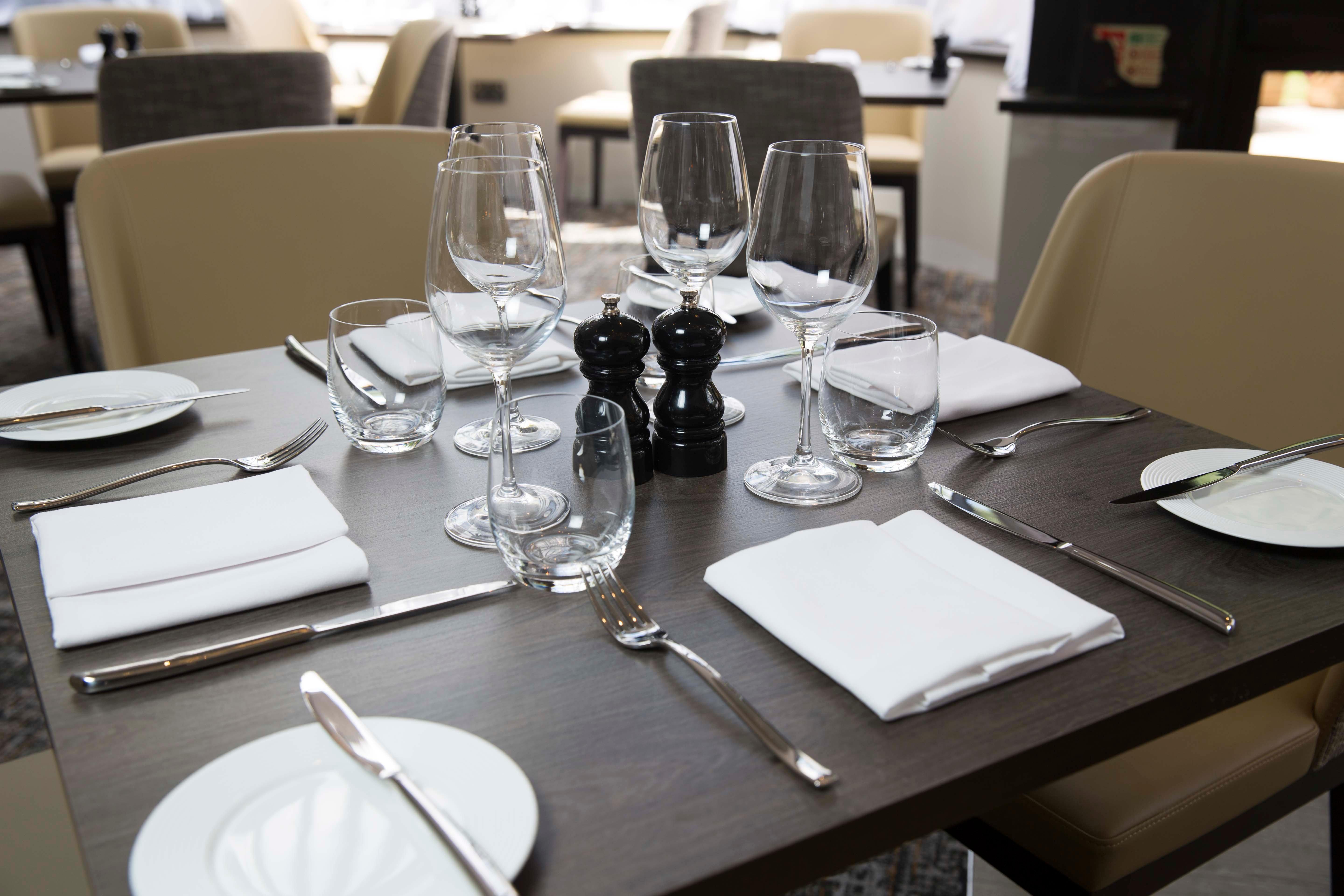 Отель Crowne Plaza Basingstoke By Ihg Экстерьер фото