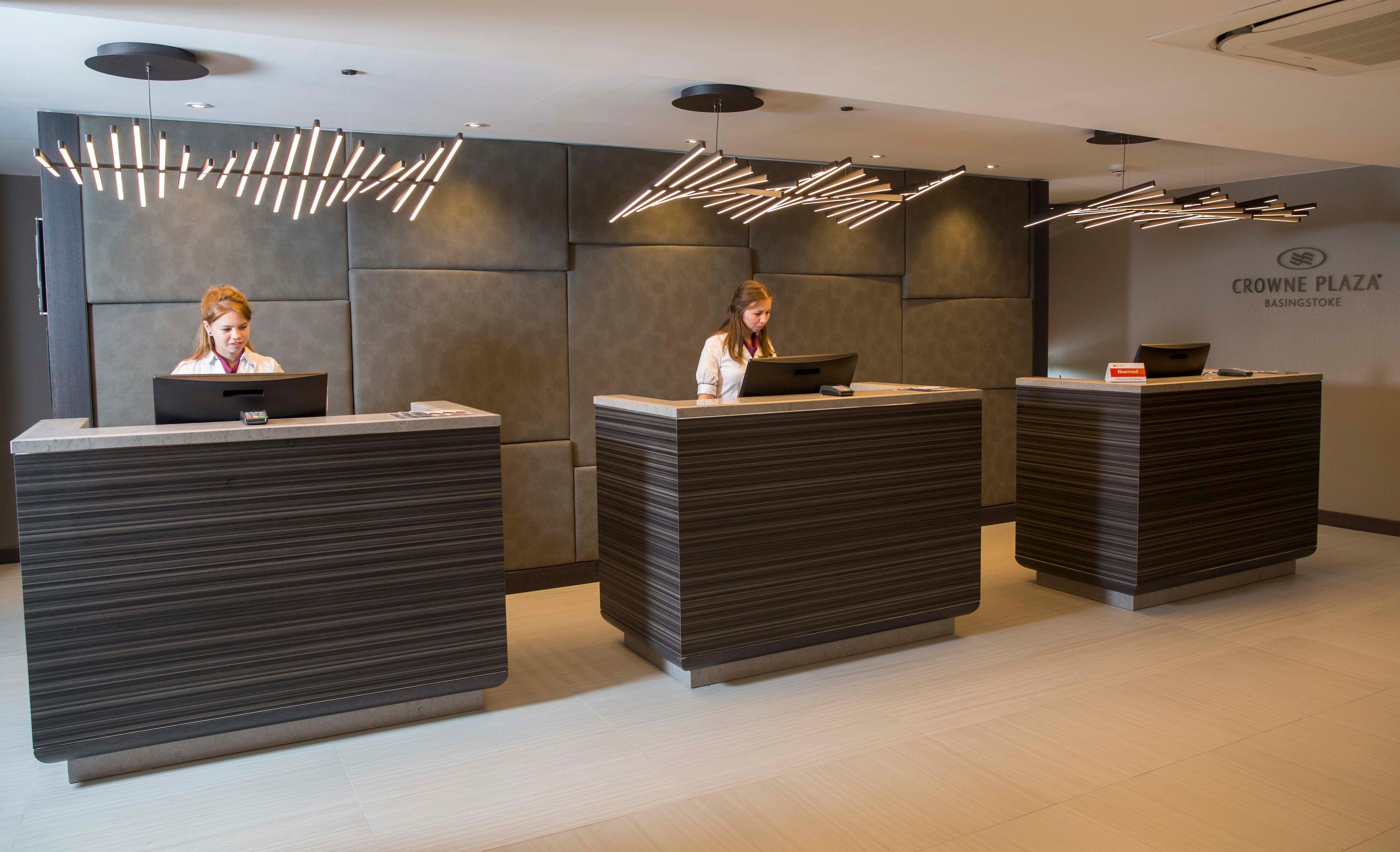 Отель Crowne Plaza Basingstoke By Ihg Экстерьер фото