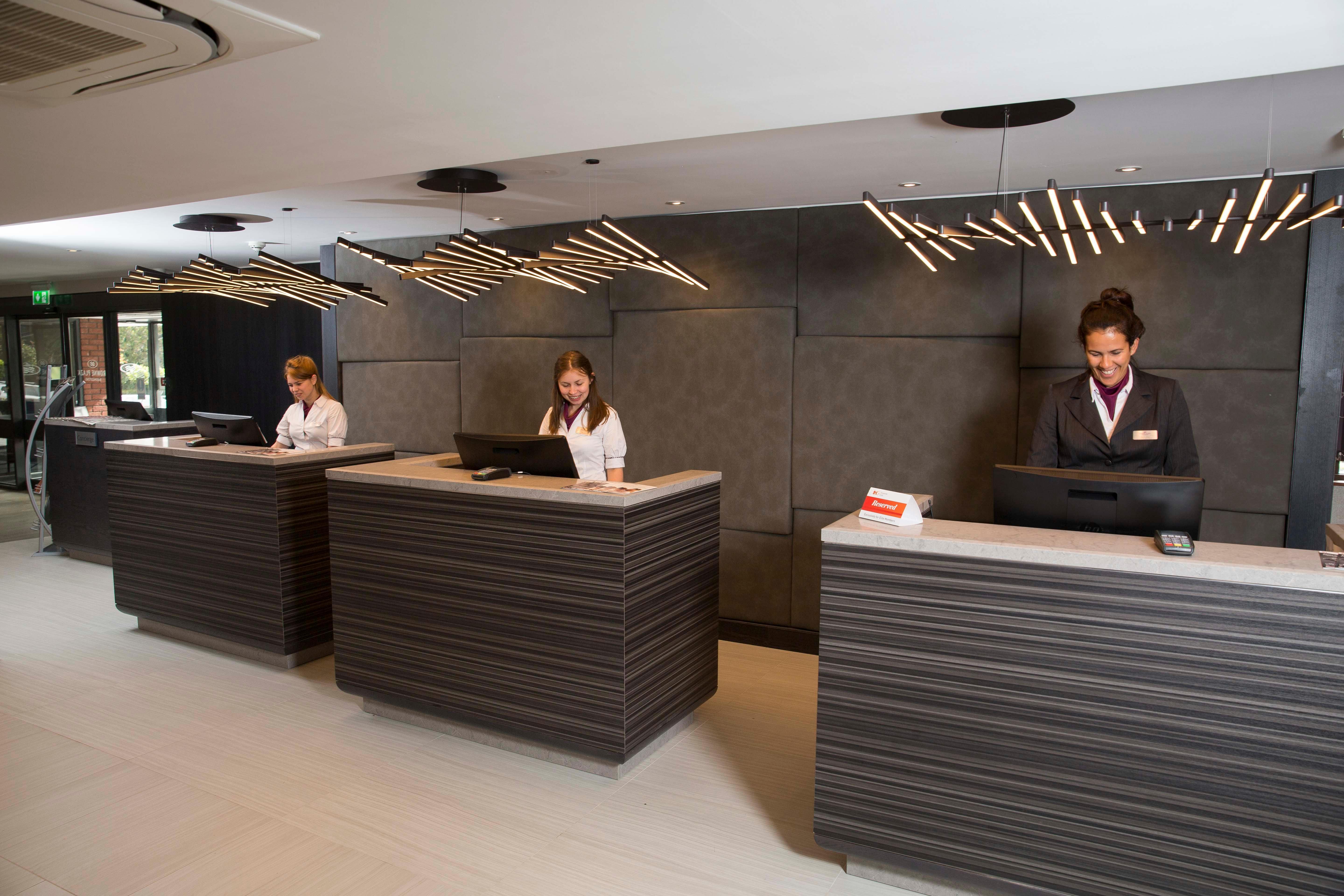 Отель Crowne Plaza Basingstoke By Ihg Экстерьер фото
