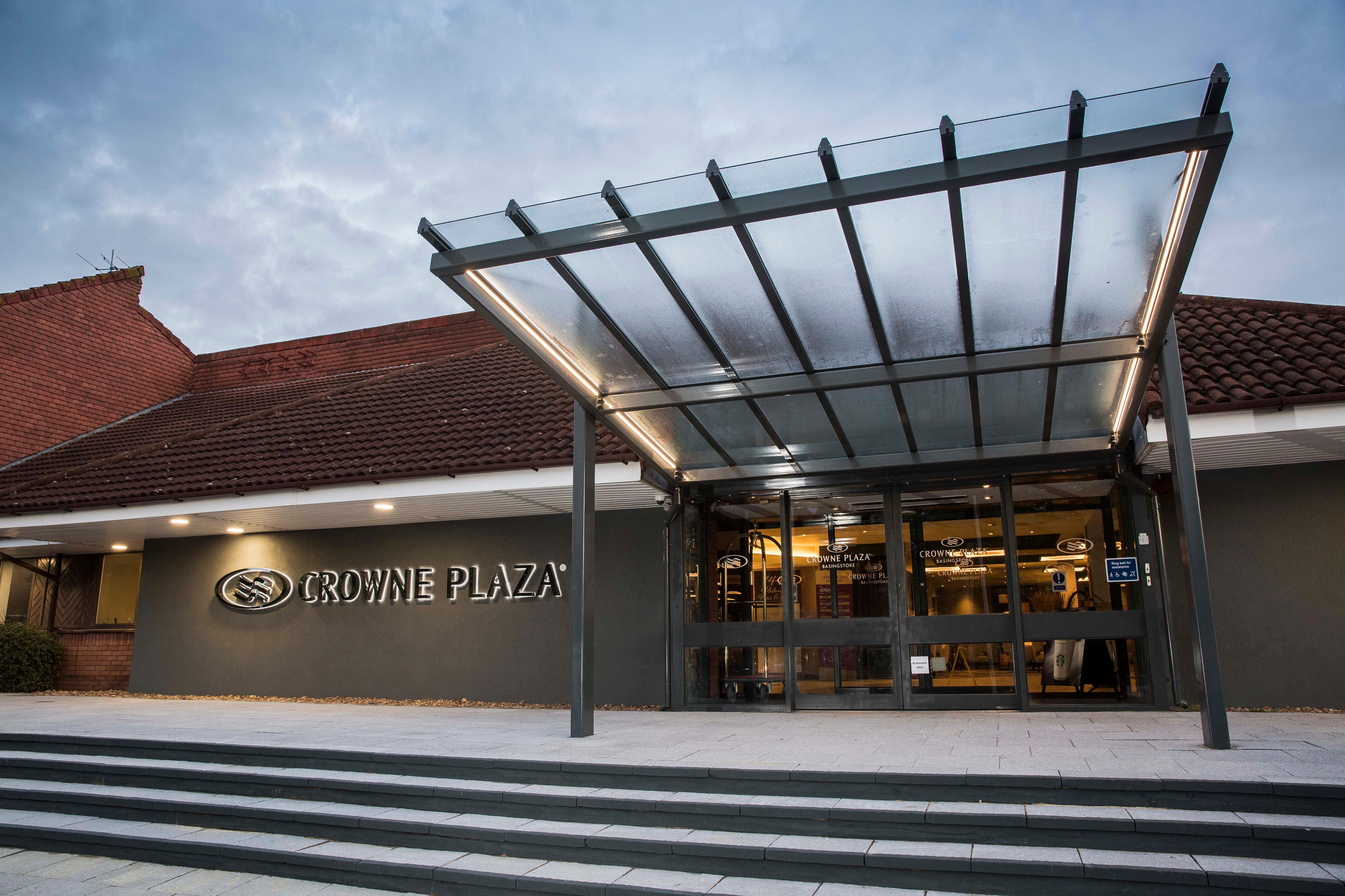 Отель Crowne Plaza Basingstoke By Ihg Экстерьер фото