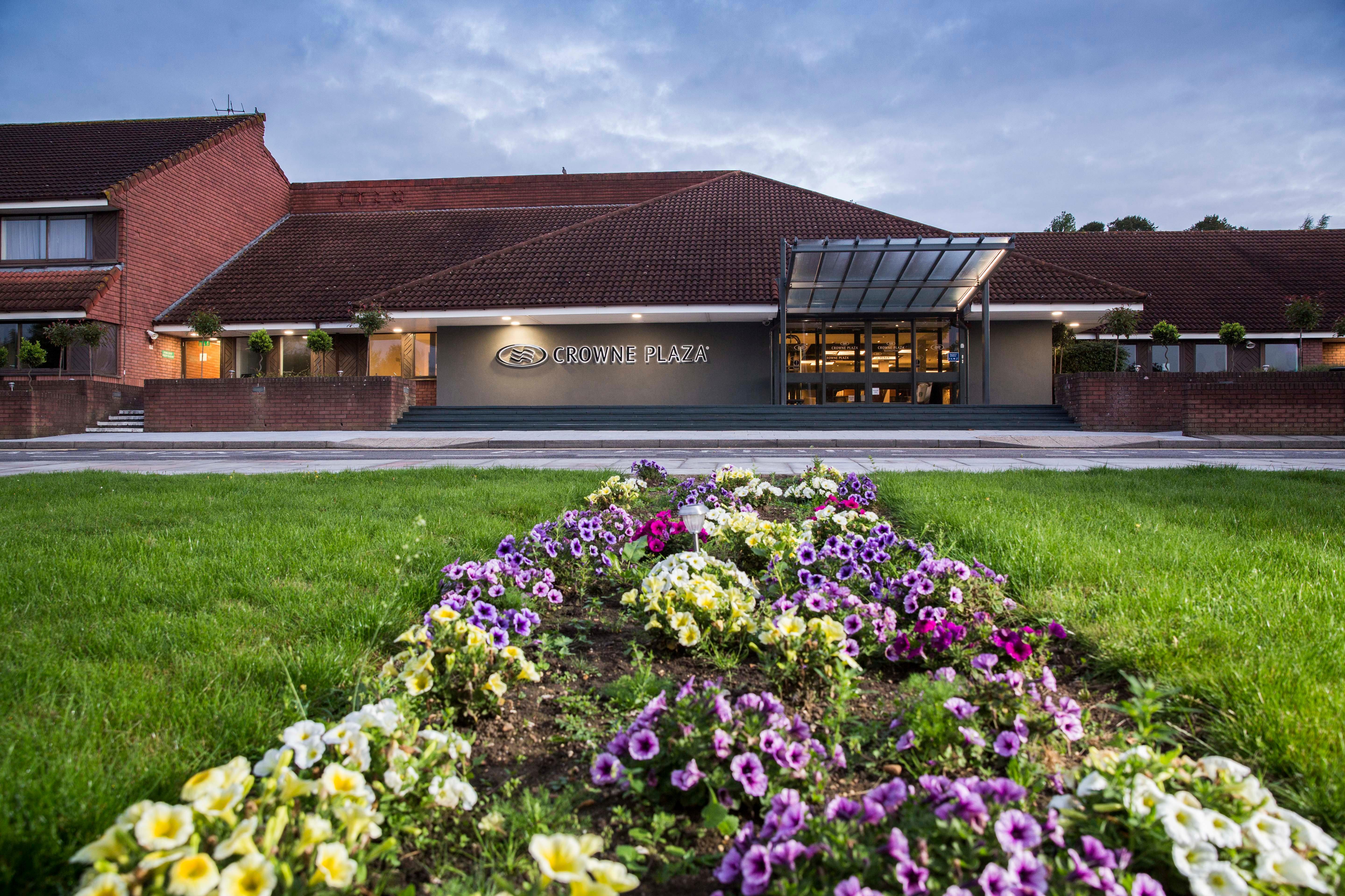 Отель Crowne Plaza Basingstoke By Ihg Экстерьер фото